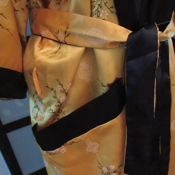 GOLDEN DRAGON REVERSIBLE 2 PLY ROBE. SIZE MEDIUM. - Picture 7 of 8